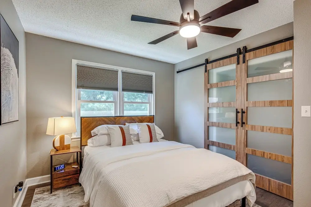 Chic Family-friendly Home in Riverside: 7 Mi to KC