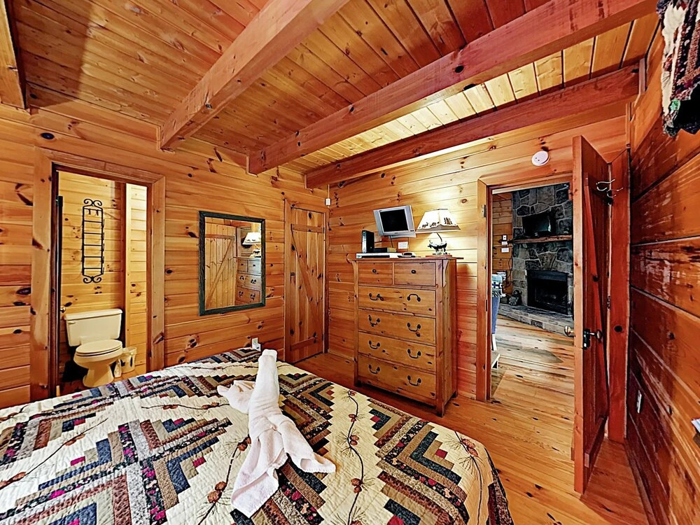 New Listing! Charming W/ Deck & Hot Tub 1 Bedroom Cabin