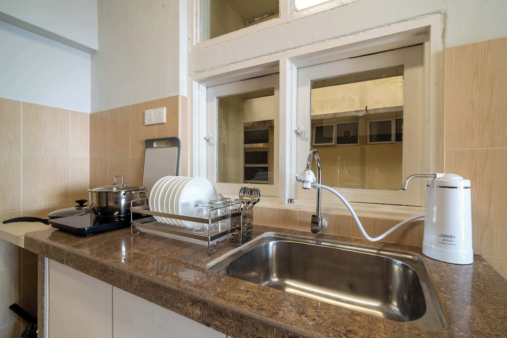 Stylish 3BR Stay Near Gurney Drive, Free Parking
