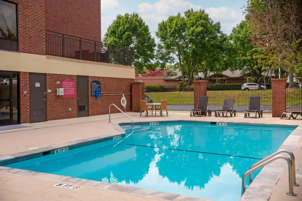 Comfort Suites Outlet Center