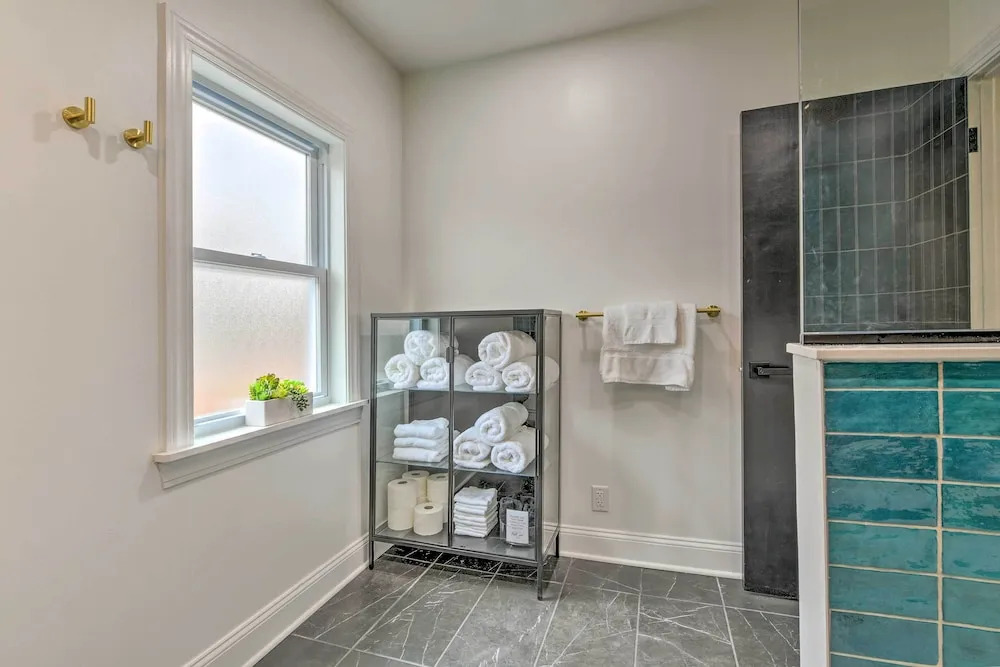 Oak Park Home w/ Grill - 5 Mi to Garfield Park!