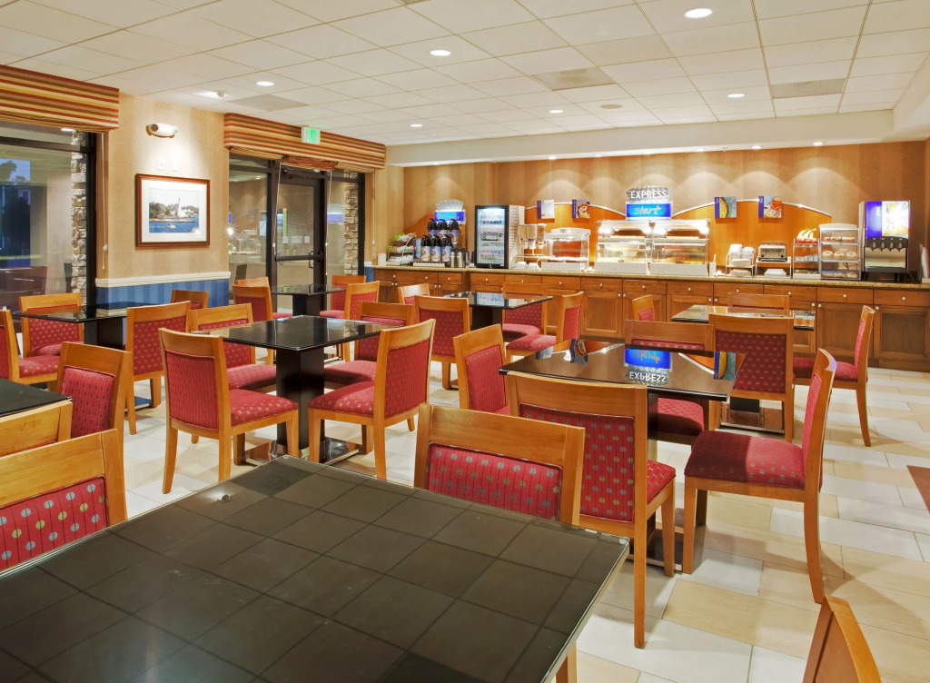 Holiday Inn Express Hotel & Suites Santa Cruz by IHG