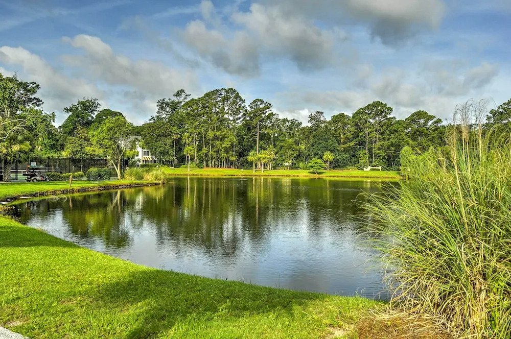 Beach & Pool Access: Golf Villa in Hilton Head