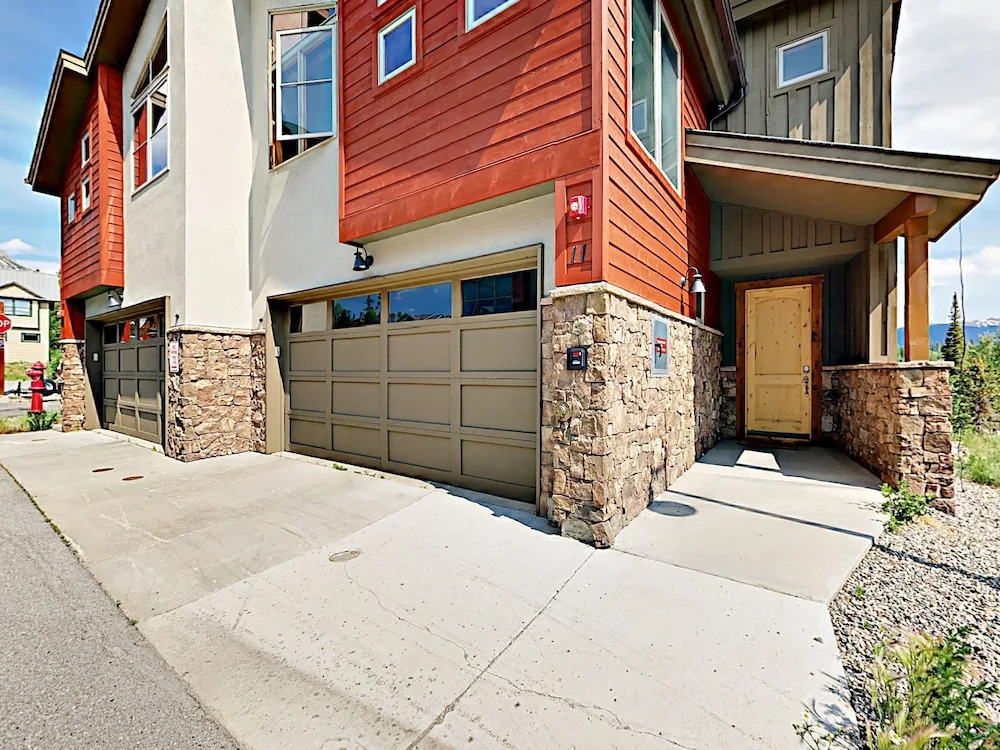 3br W/ Hot Tub & Views, Near Skiing 3 Bedroom Townhouse
