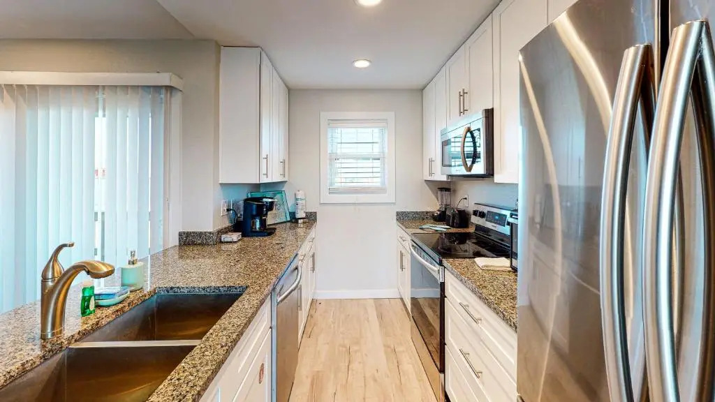 AH-G226 Remodeled Second Floor Condo, Shared Pool & Hot Tub, Near Marina