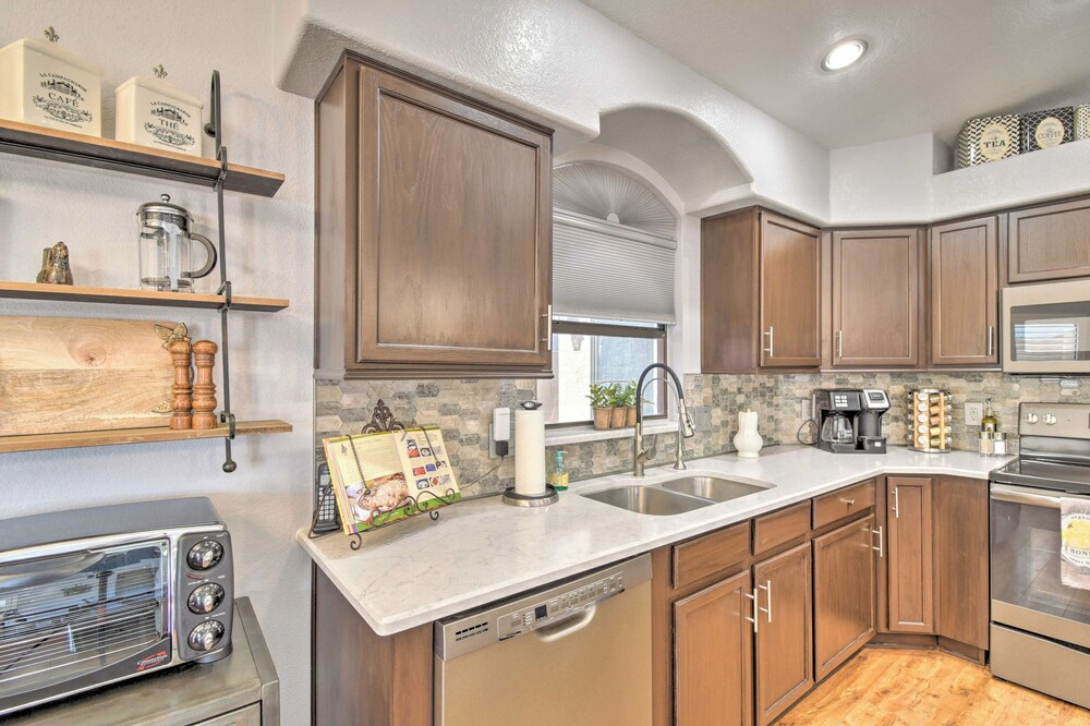Patio & Grilling Station: Family Home in Glendale