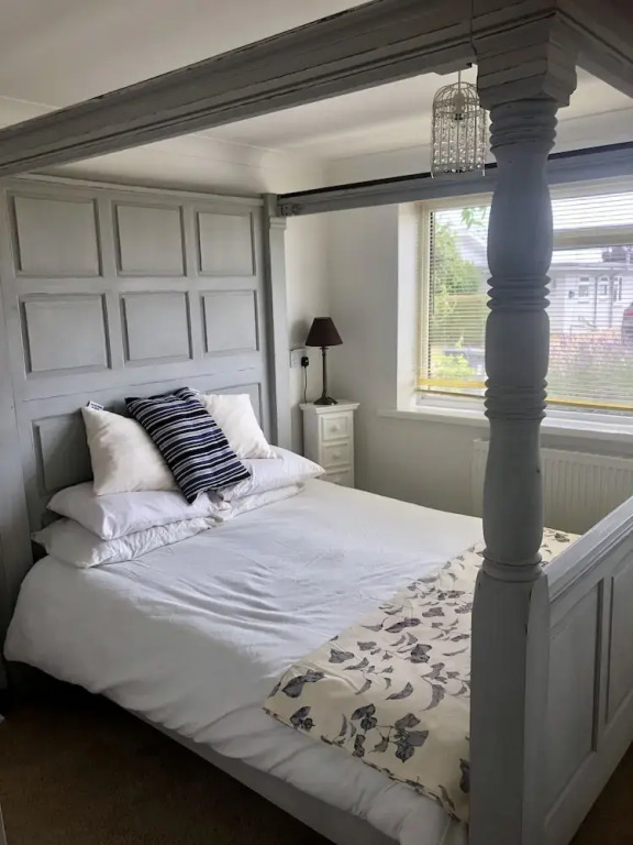 3 bed Bungalow minutes from the beach