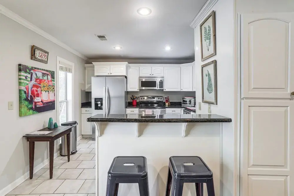 1 Block to The Square: Oxford Condo!