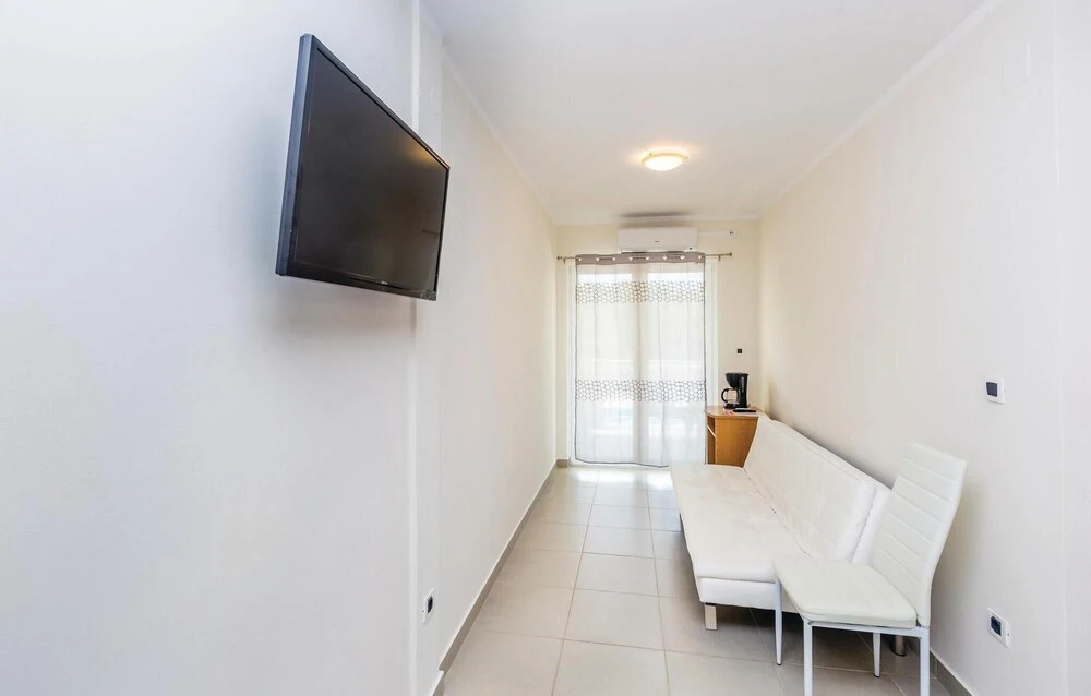 Awesome Home in Pinezici With Wifi and 2 Bedrooms
