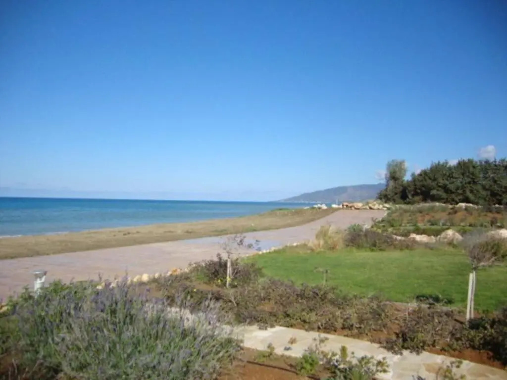 Villa Saraliana Sandy Beach Villas - Heated Pool - Jacuzzi - Private Beach Area