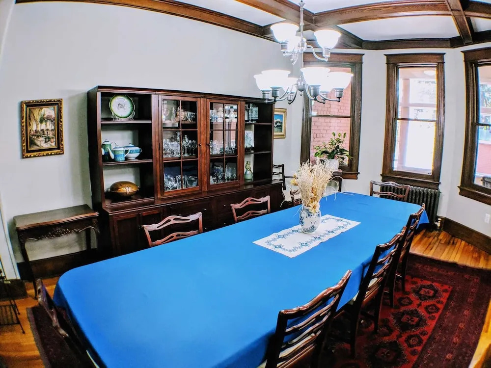 140 12th ST SE House 3 Bedrooms 2.5 Bathrooms Apts