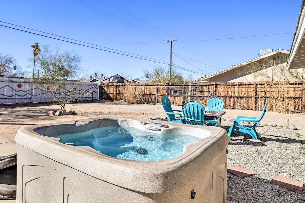 Cali Desert Oasis w/ Hot Tub + Mtn Views!