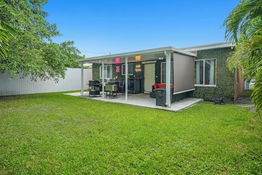 4 to 23 Guests GameRoom 2 Kitchens BAR BBQ
