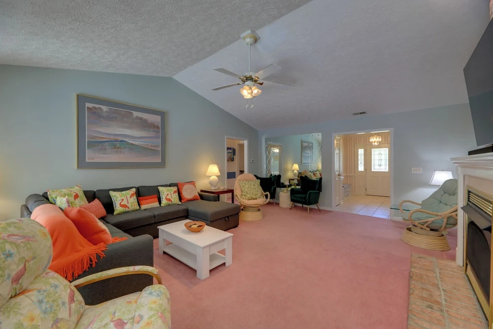 Pine Knoll Shores Getaway - Walk to Beach!
