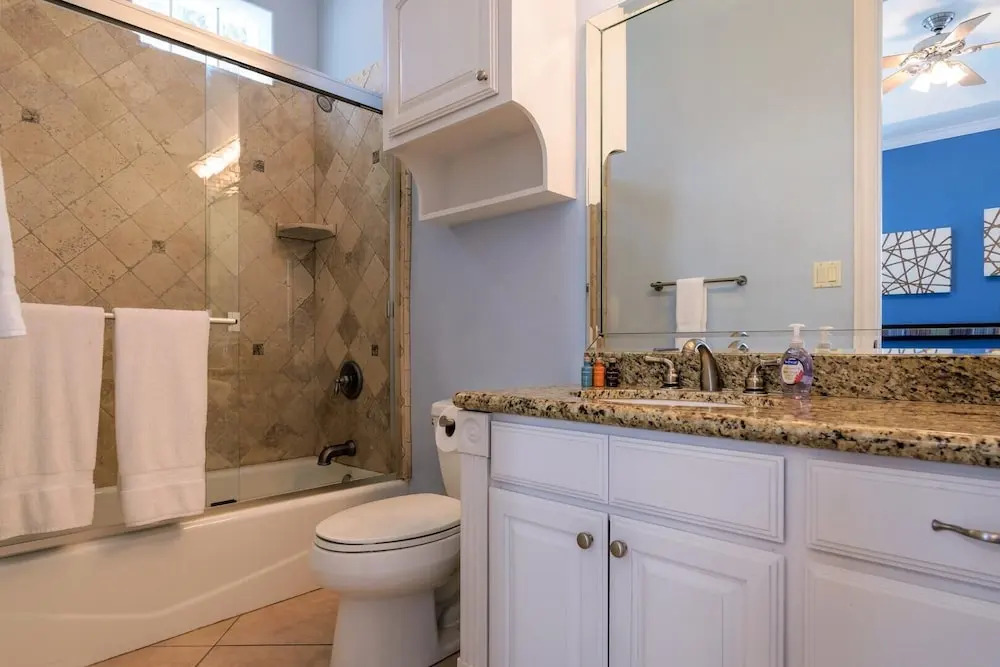 Sleeps 6 in a 4plex w Pool, Only a Block to Beach