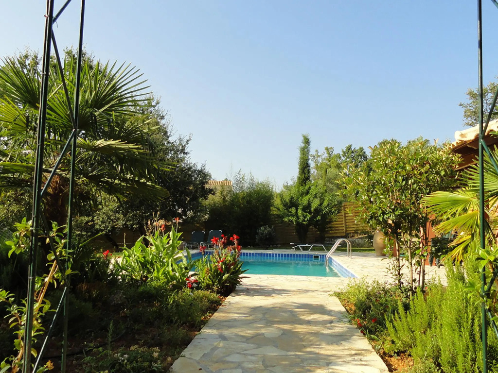 Nice house with pool and outside space, next to 2 lakes of the National Park