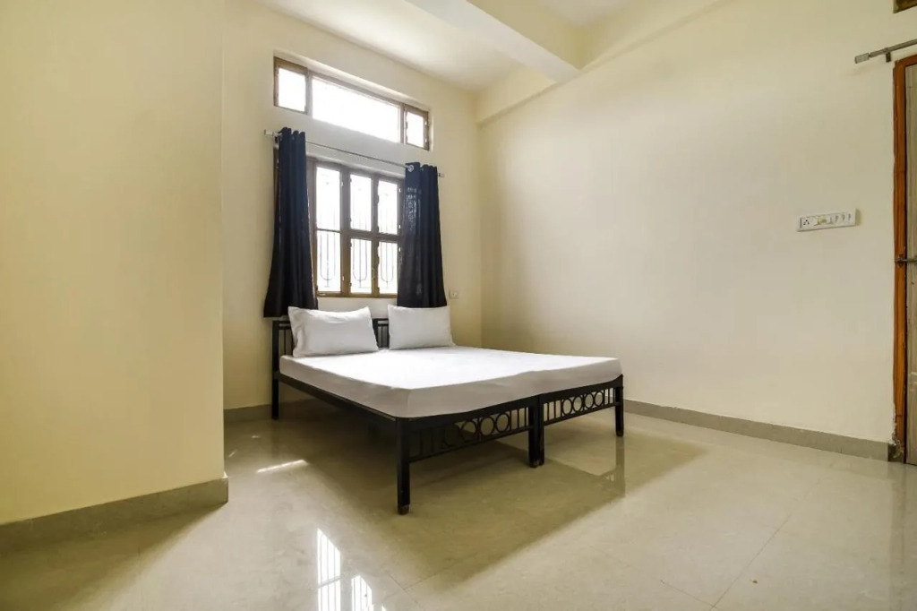 SPOT ON 48538 J S Hostel