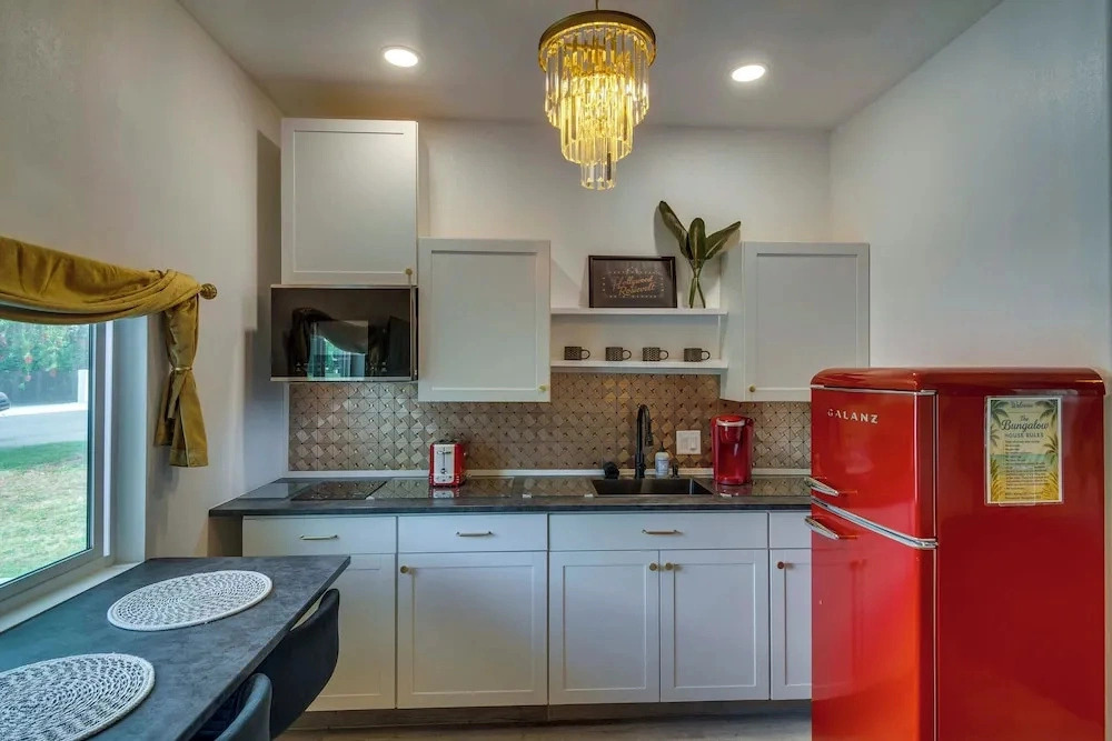 Great for Work! Chic & Cozy Los Angeles Unit