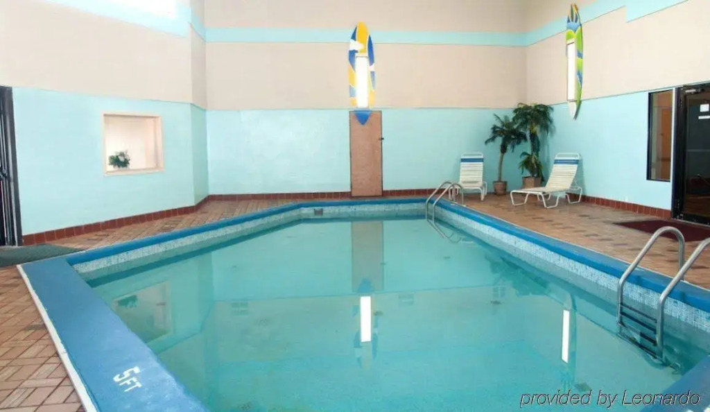 Red Roof Inn & Suites Hermitage