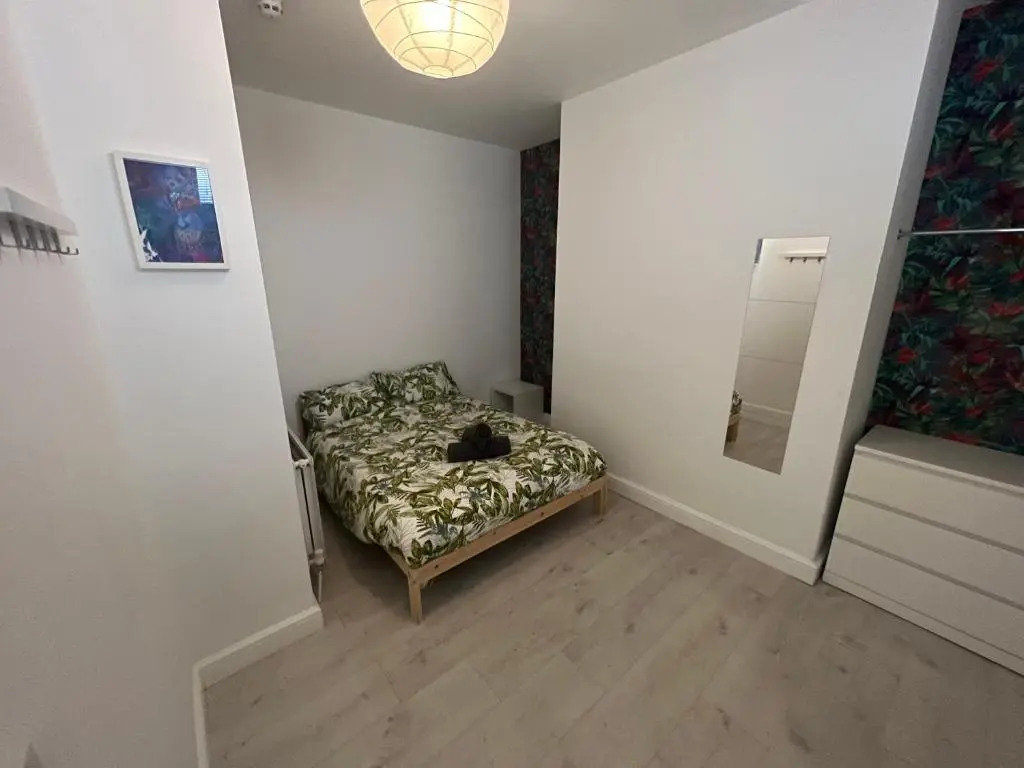 Tropical Apartment, 10 min from Blackpool tower, outside space, sleeps 12