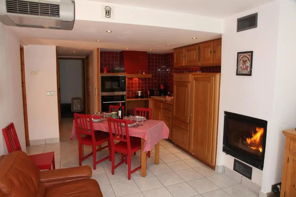Apartment Ecureuil 200m2, 6 bedrooms - Living room with fireplace