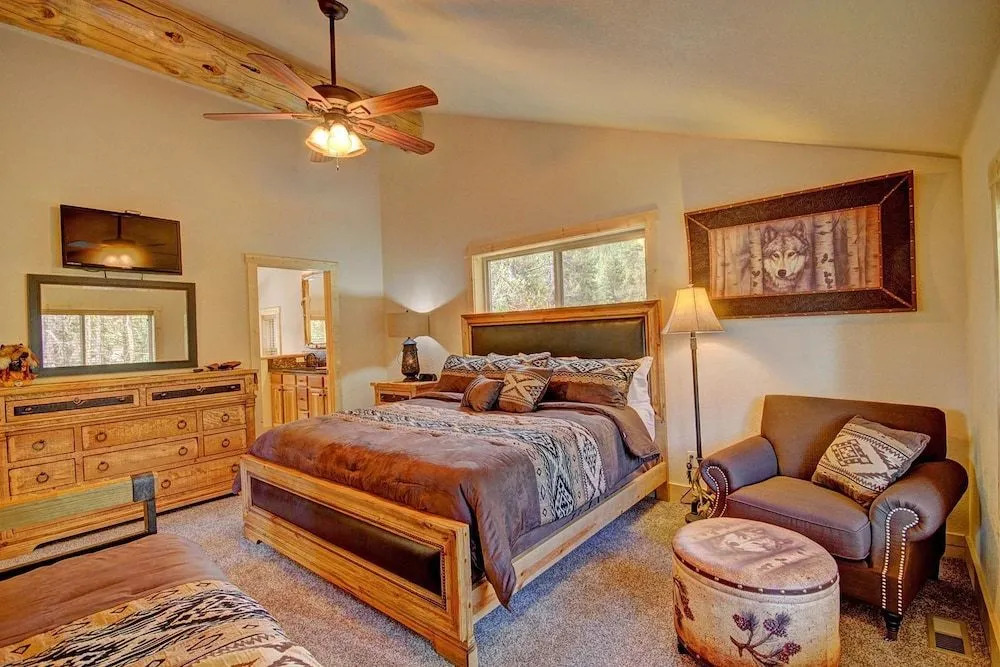 Grand Moose 3 Br home by RedAwning