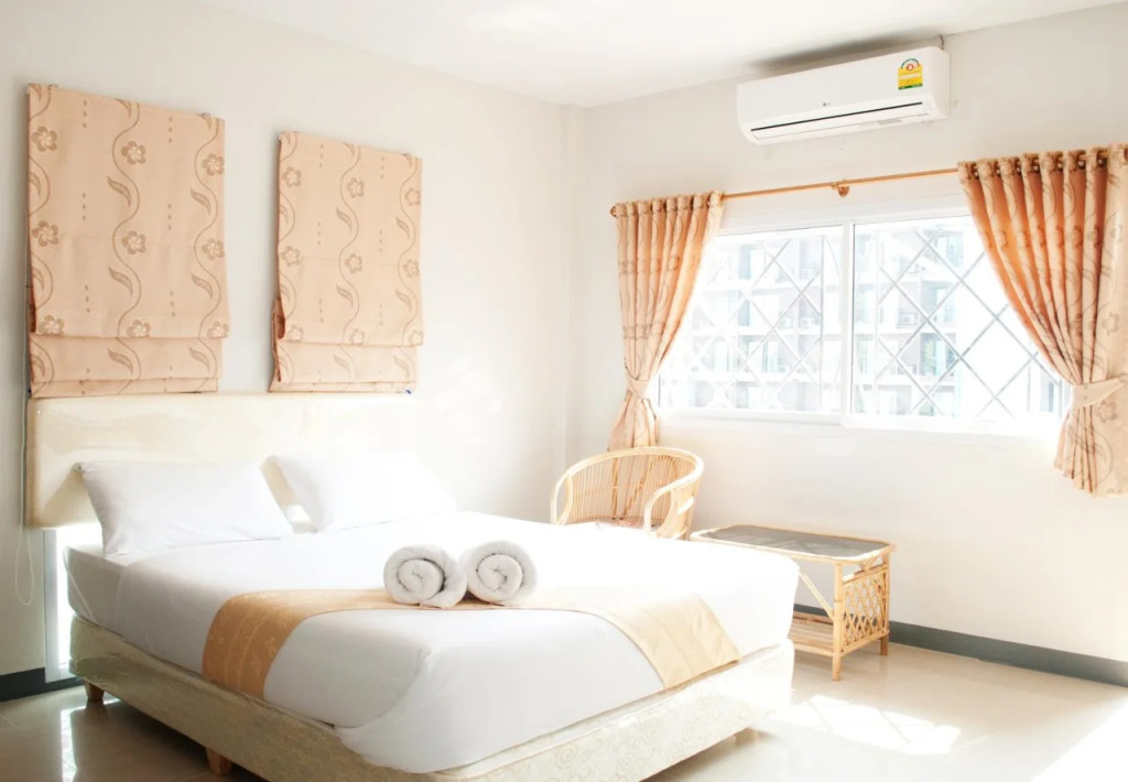 Gold Dolphin Pattaya