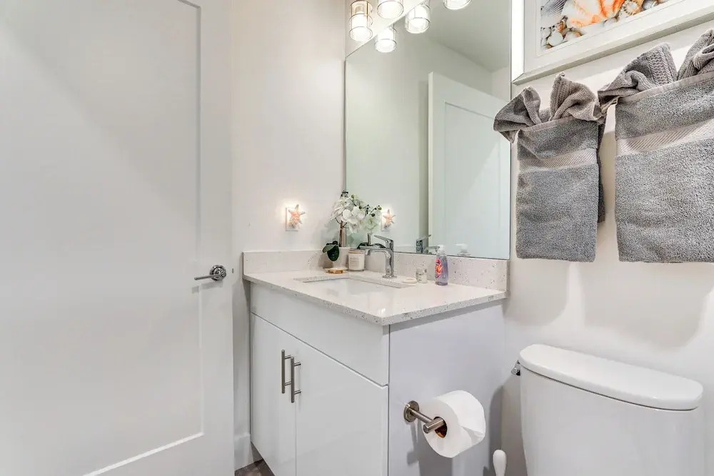 Chic Sarasota Condo w/ Balcony: 2 Mi to Beaches!