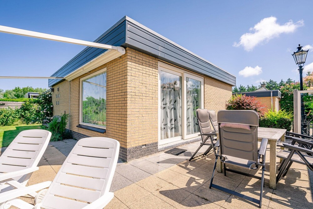 Modernly Furnished 6-person Bungalow in the Seaside Resort of De Koog