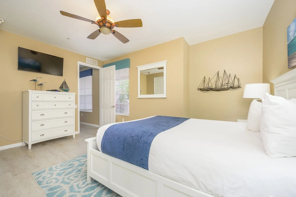 Epic Universe Premium Lake View Condo, Vista Cay - 1007