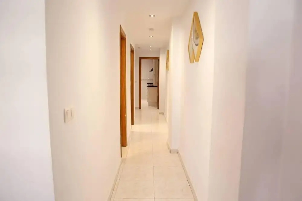 Modern 3-bed Apt, Sleeps 7, 6 Min Walk to Beach