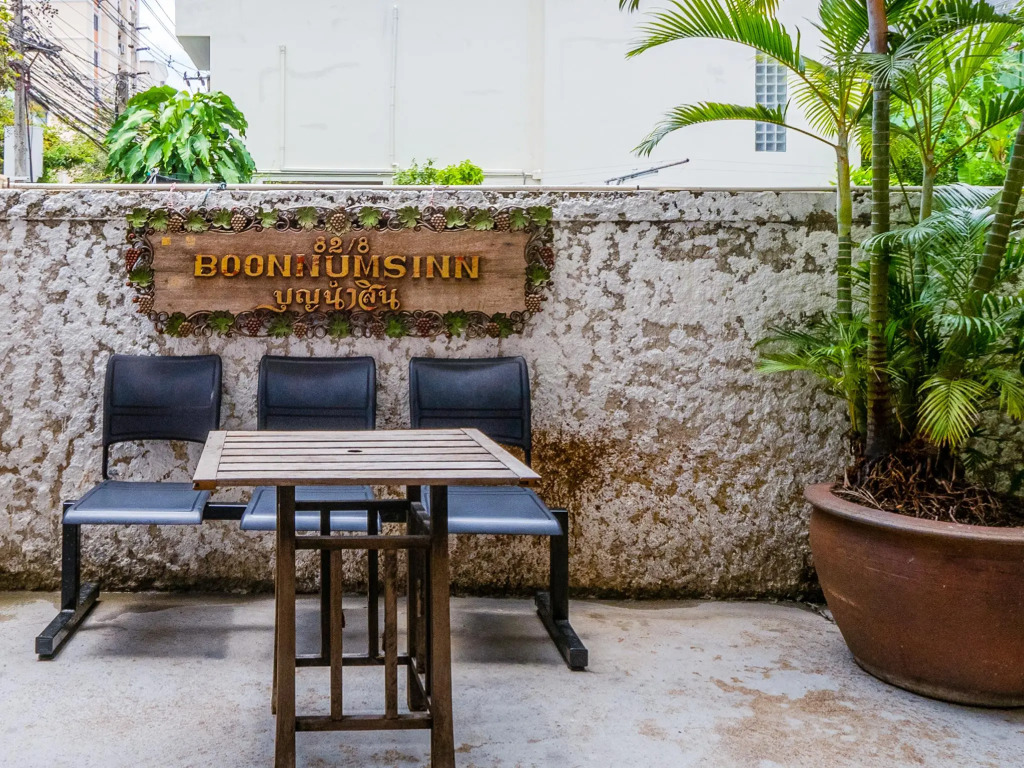 OYO 1042 Boons Residence Sathorn