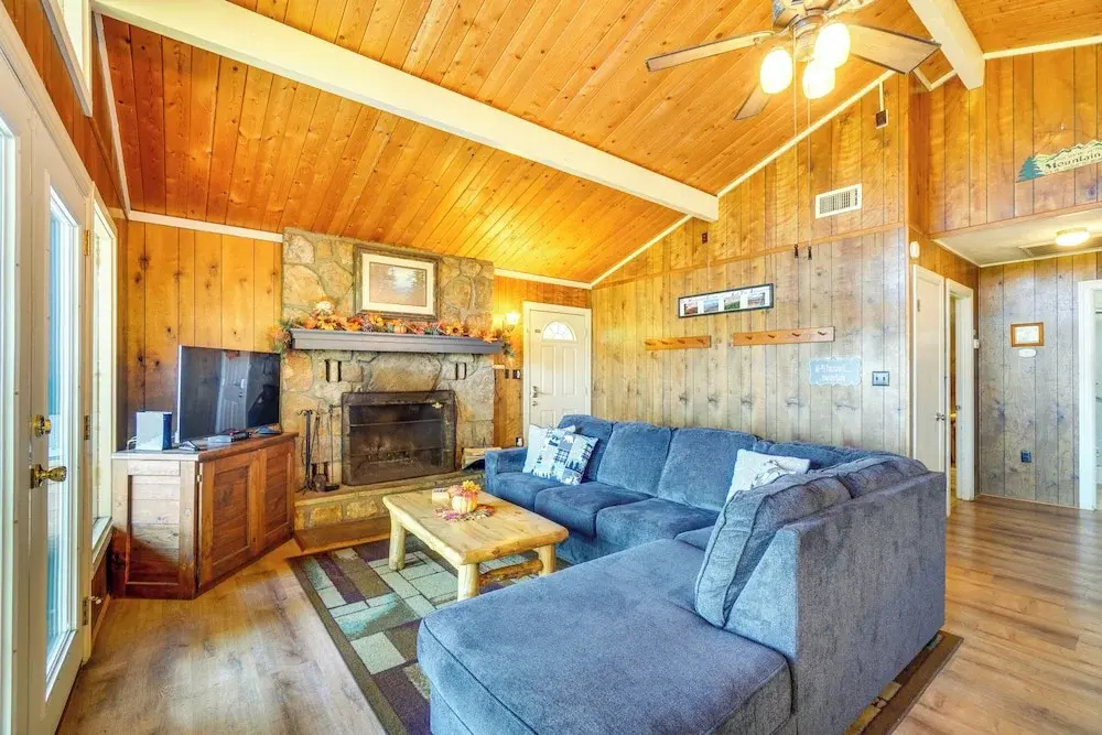Hot Tub & Mountain Views at Gatlinburg Cabin!