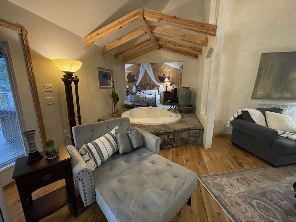 One bedroom, one bath log-sided cottage with private hot tub on Lake Ouachita. by RedAwning