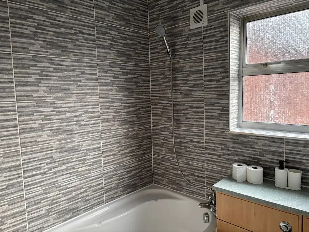 Oxford-house-sleeps 7-parking-garden