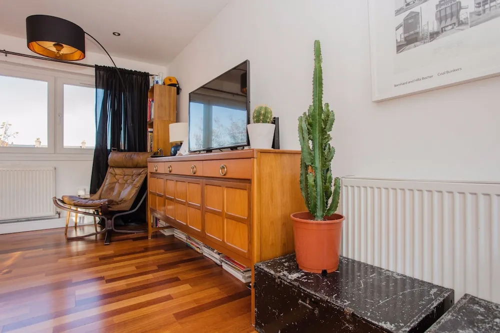 2 Bedroom Flat in Whitechapel with Large Balcony