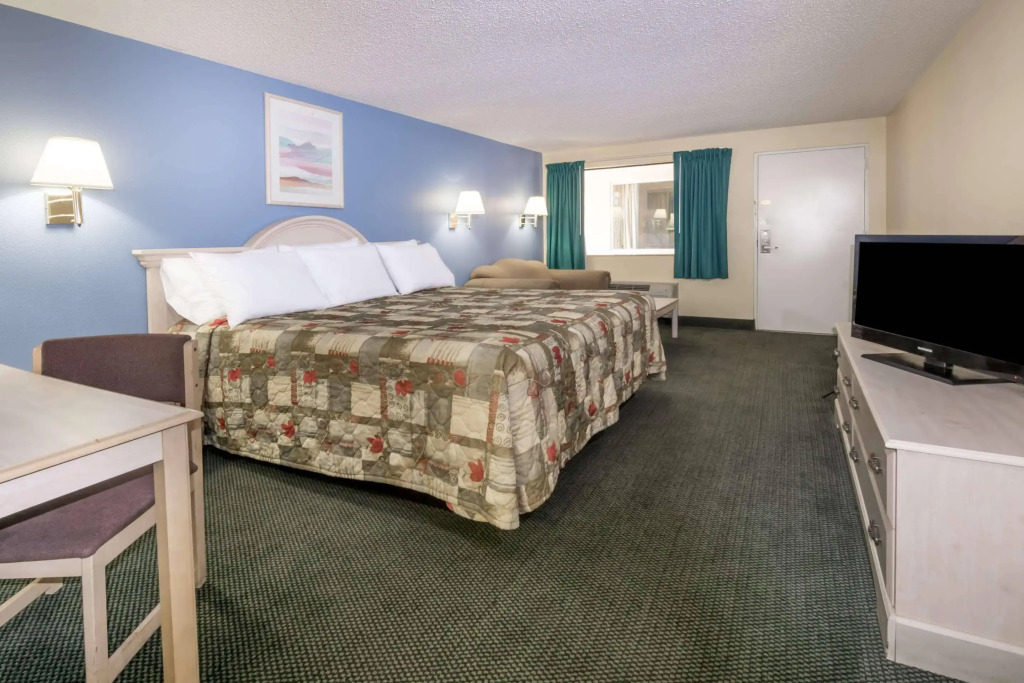 Days Inn by Wyndham Austin South