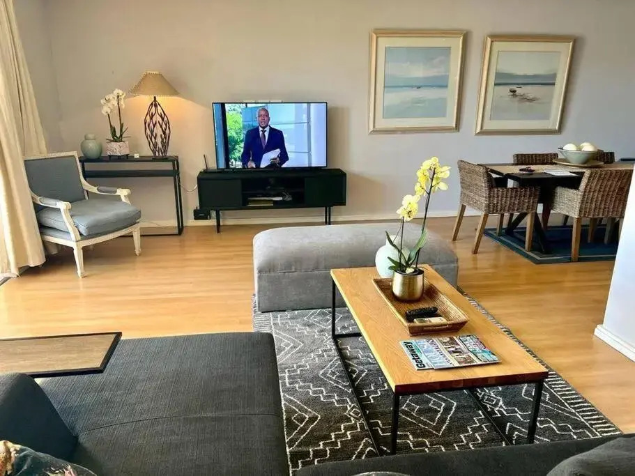 Parama 003 Secure, Luxurious Waterfront Apartment