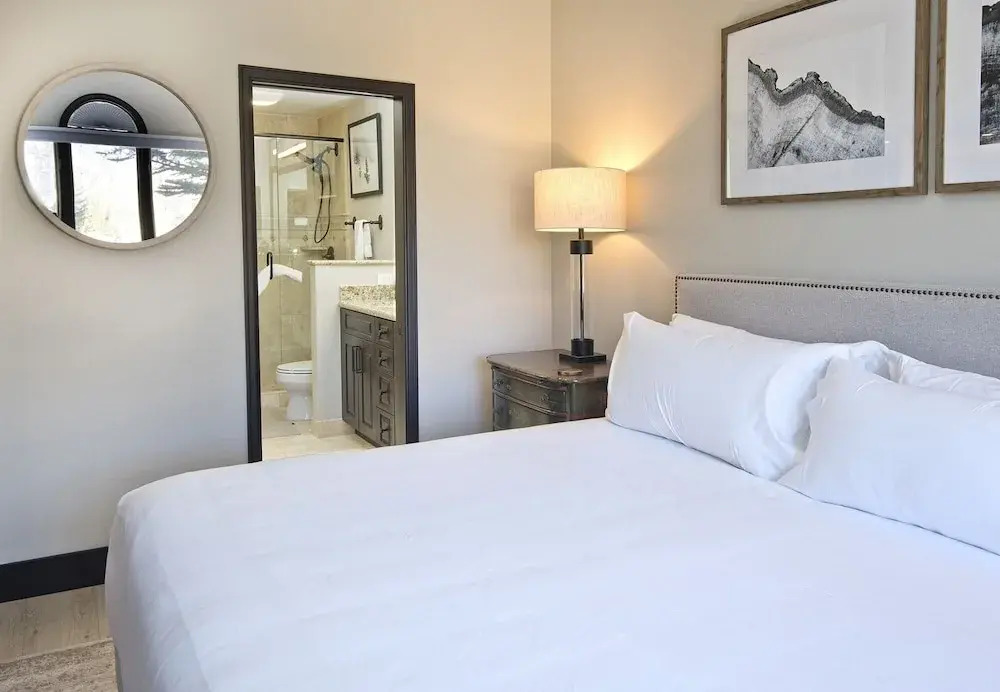 Highlands Westview 202 3 Bedroom Condo by RedAwning