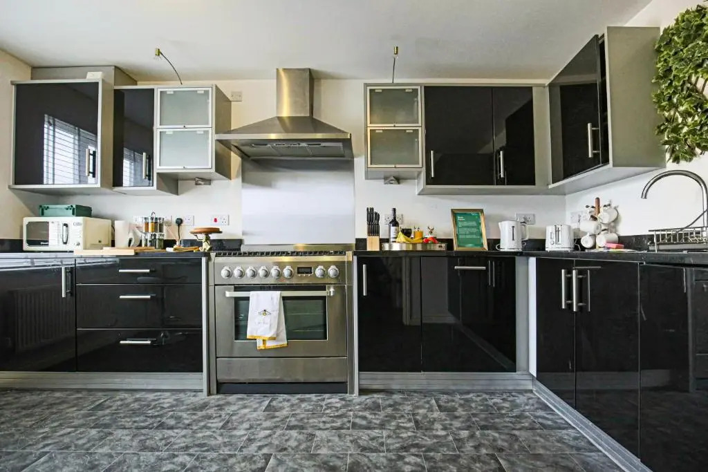 Luxury 5 Bedroom 3 Bathroom House with Smart TVs, Super Fast Wifi, Free Parking and Garden by Yoko Property