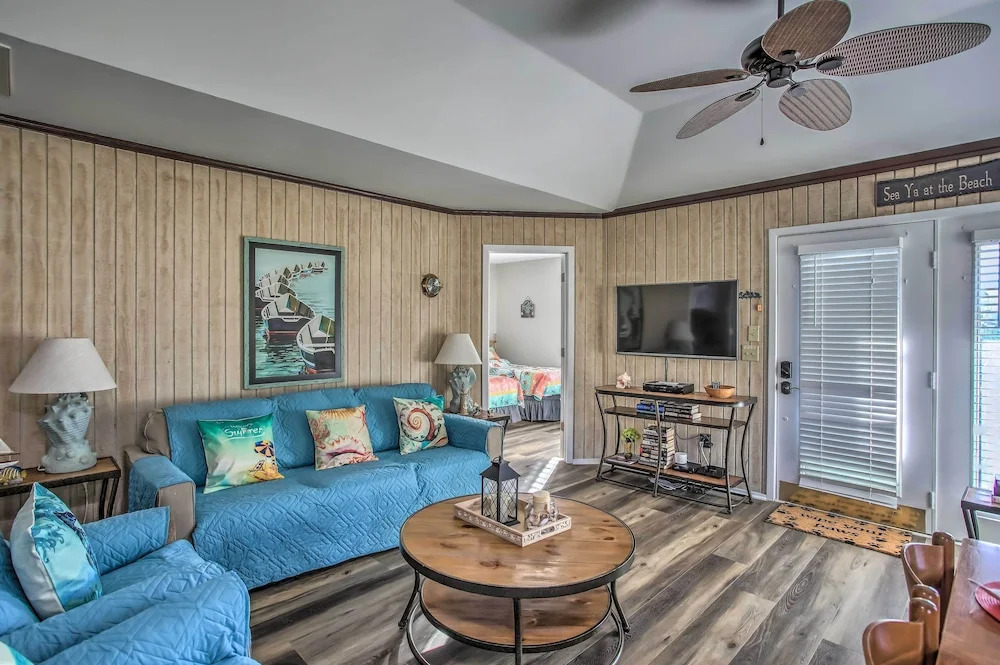 Walk to Beach: Dog-friendly Myrtle Beach Cottage!