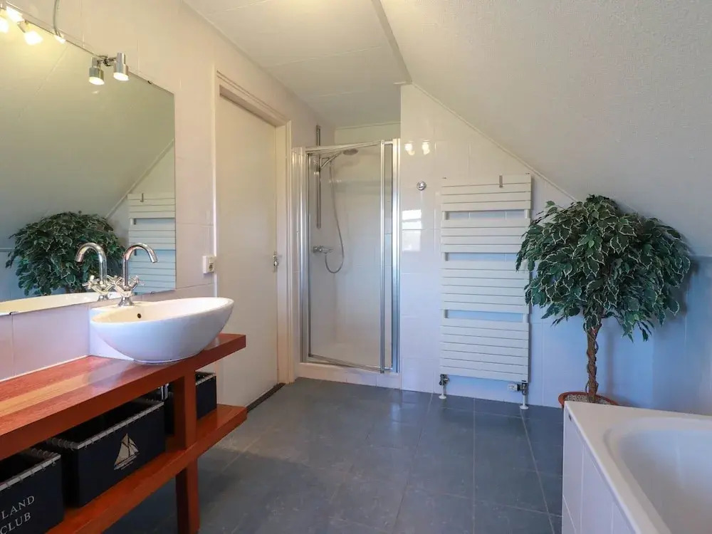 Thatched Villa With Bath in a Holiday Park