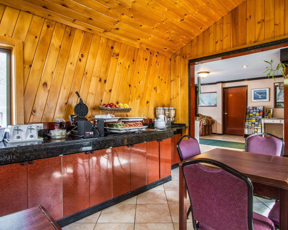 Rodeway Inn & Suites Brunswick near Hwy 1