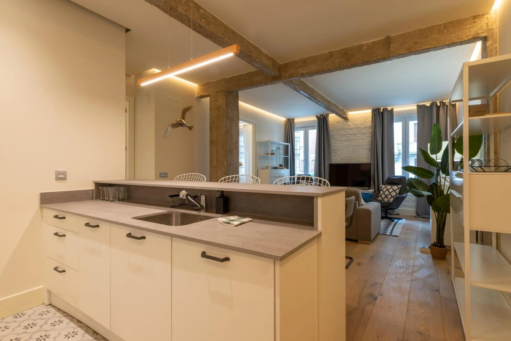 Renovado piso de diseño en barrio selecto by SAH