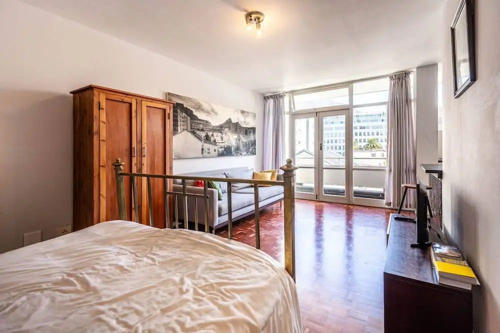 Secure Studio Apartment. With Mountain Views and a Pool