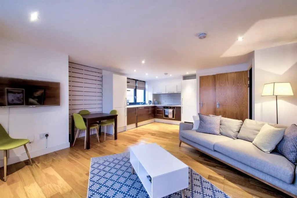 ALTIDO Stylish and Spacious 1bed home, short walk from the center