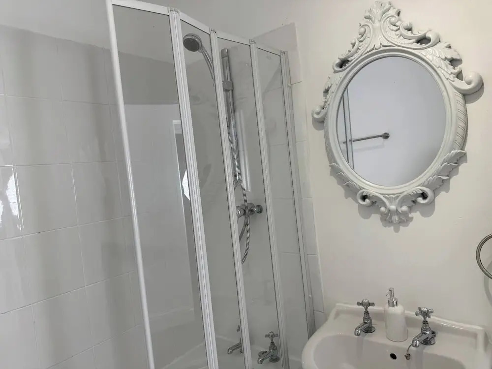 Urban Calm Spacious 3-bed Home With Free Parking