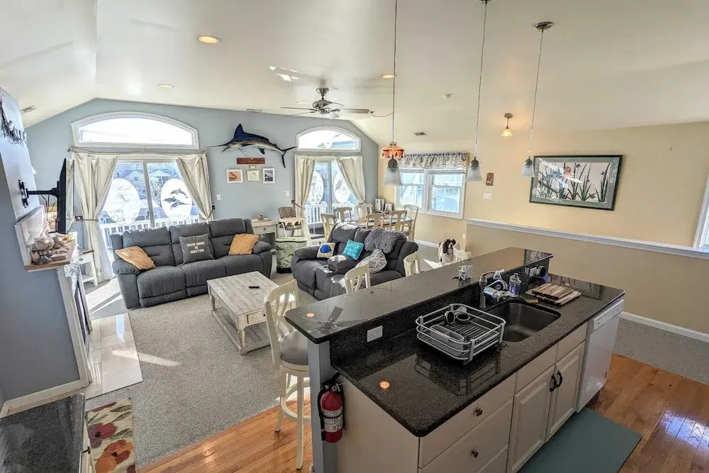 Waves 'n Wooder by Avantstay Swimspa + Game Room, Walk to Beach