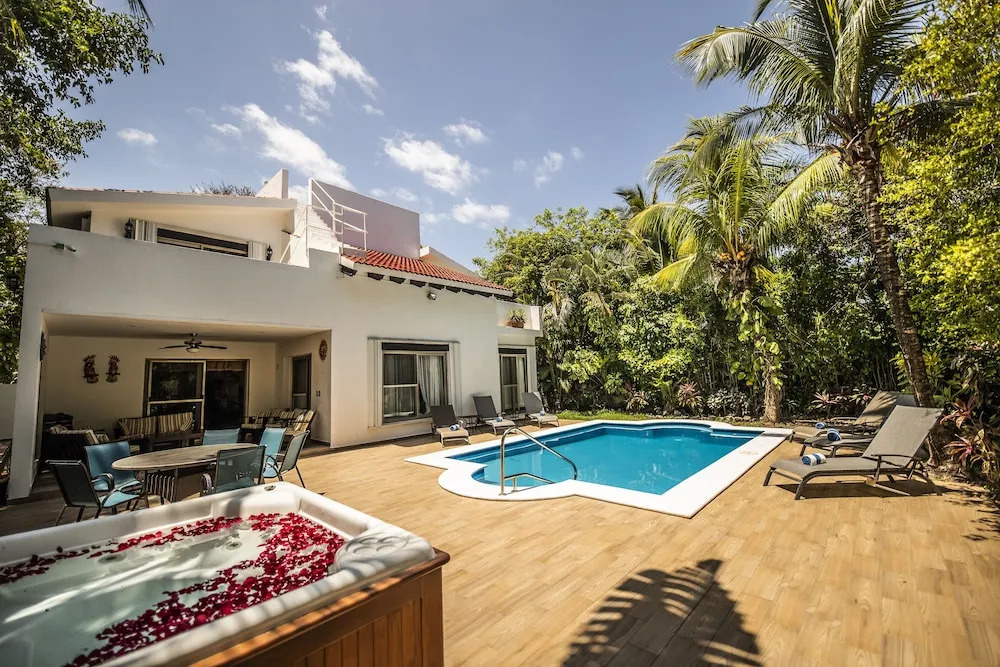 Luxurious 6-Bedroom Villa with Private Pool in Playa del Carmen