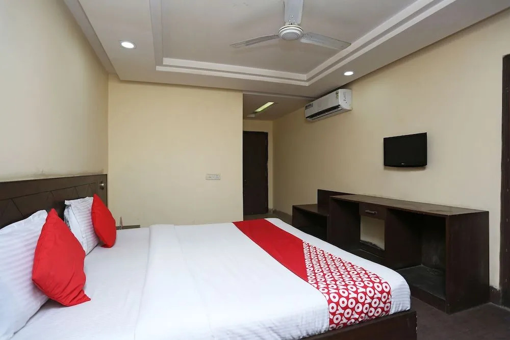 Oyo 15096 Hotel Daya Continental